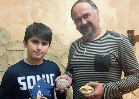 Padre e hijo con algunos de los fósiles que expondrán.
