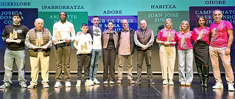 Basauri entrega sus premios al deporte Los premiados en la gala. (AGE)