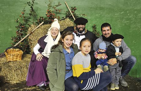 ¡Ya vienen Olentzero y Mari Domingi! Olentzero y Mari Domingi visitarán Galdakao para recibir a las familias. (AGE)