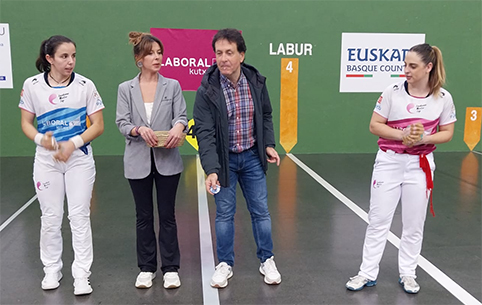 Amaia Aldai y Enara Gamind, a la final del Cuatro y Medio Entrega de trofeos. (KK)