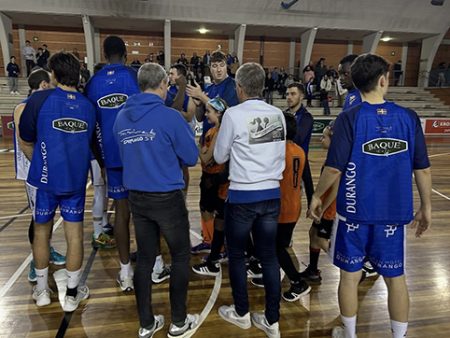 Últimas citas de 2025 para el Tabirako Los jugadores del Tabi se saludan tras un partido. (TST)