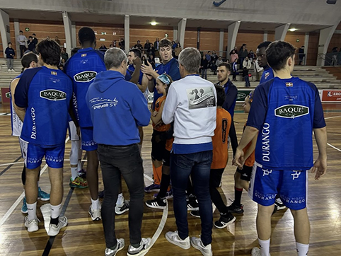 Últimas citas de 2025 para el Tabirako Los jugadores del Tabi se saludan tras un partido. (TST)