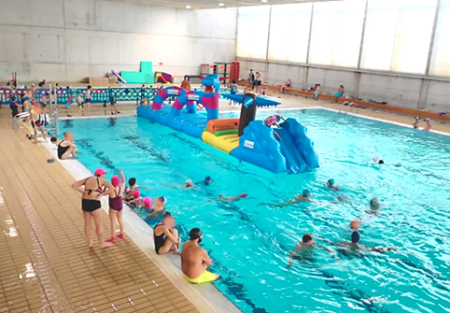 Hinchables acuáticos en el polideportivo Urreta el 26 de diciembre Hinchables en la piscina. (GU)