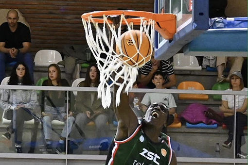 Arranque del 10 para el Zornotza Ndiaye Sow machaca el aro en un partido. (ZST)