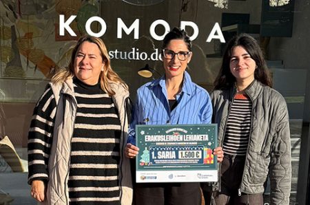 Komoda Decoración gana el Concurso de Escaparates de Navidad Entrega del premio. (GU)