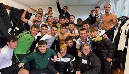 La plantilla del CD Galdakao celebra la última victoria antes de la mala dinámica. (JR)