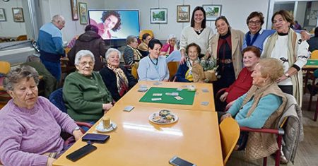 Carmina junto a a compañeras y representación gubernamental. (DU)