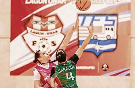 Naia Sarasua, jugadora del Ibaizabal femenino haciendo una entrada de cara a canasta. (CDM)