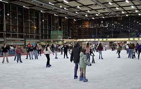 Más de 8.800 personas han pasado por la pista de hielo La pista de hielo en Durango. (DU)