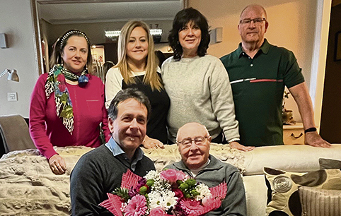 Jose Peña cumple un siglo José Peña rodeado de familia y con el alcalde. (BU)