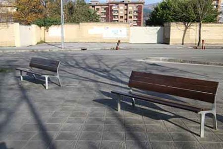 El alumnado de FP restaura 20 bancos en Laubideta Bacos en Laubideta. (DU)