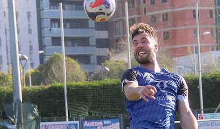 Jon Herreras, jugador del Umore Ona disputa un balón durante un partido de su equipo. (JBM)