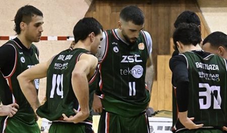 El Zornotza pierde su condición de invicto Jugadores del Zornotza atienden a las indicaciones técnicas durante un partido. (ZST)
