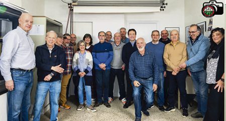 El alcalde y la concejala de Cultural visitan el local de la asociación de fotografía Momento de la visita la pasada semana. (BU)