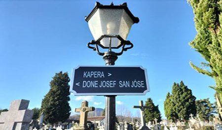 Actualizan las señales del cementerio con nombres en euskera Señal en el cementerio. (DU)