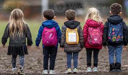 Plazo de prematriculación para el curso 2026/27: del 2 al 13 de febrero Niños con mochilas
