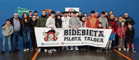 Foto de familia de club Bidebieta con Mikel Ulibarri y Mikel Karrillo como campeones. (CBP)