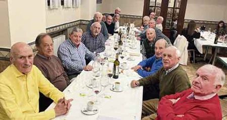Los vecinos de Tximelarre durante la comida. (JOFE)