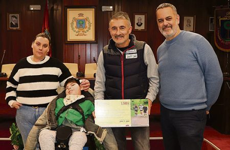 Cheque solidario de Maratones Solidarios Javi & Jon para un niño con parálisis cerebral Momento de la donación. (JC)