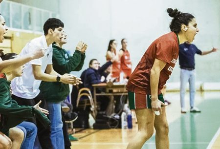 Racha negativa para el Ibaizabal que le hace perder el liderato Las jugadoras del banquillo del Ibaizabal tratando de animar a las suyas en pleno partido. (JMG)