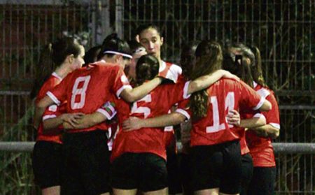 El Indartsu femenino no afloja Las jugadoras del Indartsu femenino celebran uno de los recientes goles de su equipo. (IC)