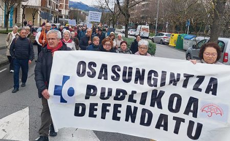 Los pensionistas denuncian el declive en Atención Primaria y cuidados de Osakidetza El Movimiento de Pensionistas de Durango se ha manifestado hoy ante el Centro de Salud de Landako. (MPD)