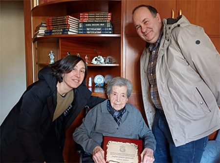 Josefina Goiriena con los representantes del Ayuntamiento. (AU)
