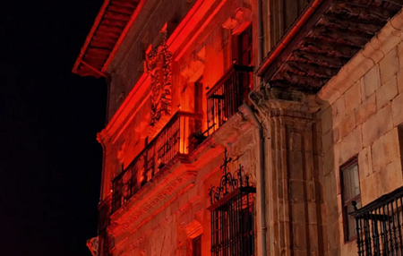 El Museo de Arte e Historia en rojo por el Día de las Cardiopatías Congénitas Sortzetiko Kardiopatien Nazioarteko Eguna