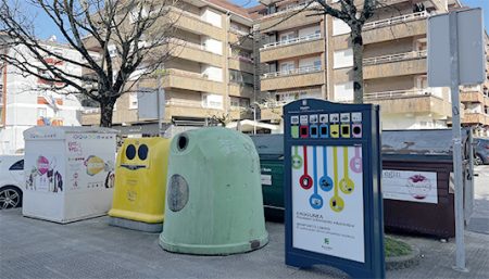 Cuatro minigarbigunes facilitan reciclar residuos peligrosos Uno de lo minigarbigune. (AU)
