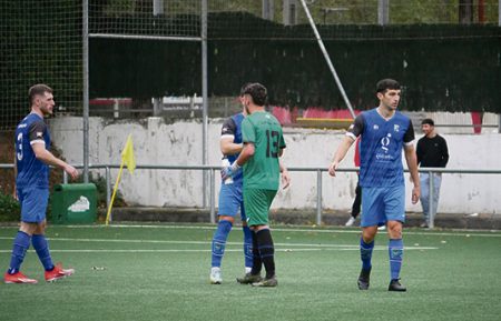 Foto de los defensores y guardameta del Umore Ona durante uno de los partidos de la competición. (AI)