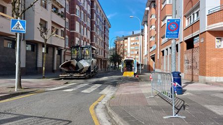 Finalizan los trabajos de asfaltado en la calle Gallanda y comienzan en la calle Oiz Trabajos de asfaltado en la calle Gallanda. (DU)