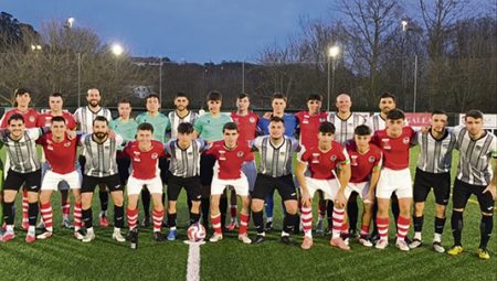 El CD Galdakao despeja cualquier duda Foto de los jugadores del CD Galdakao y del Galea que se unieron para lucir el brazalete en favor de la lucha contra el cáncer. (CDG)