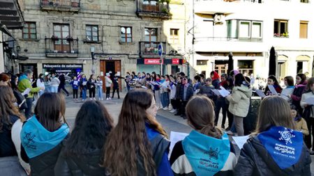 El Carnaval suena a coplas de Eguen Zuri Carnaval en Durango. (DU)