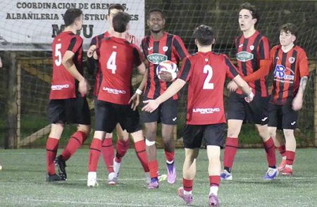 Futbolistas del conjunto iurretarra durante un encuentro. (IKT)