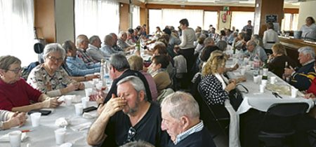 Asamblea Anual y excursión a Navarra con Izarra Un momento de la alubiada. (Izarra)