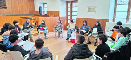 El alcalde se reúne con alumnado de Eguzkibegi Ikastola La reunión con los alumnos. (GU)