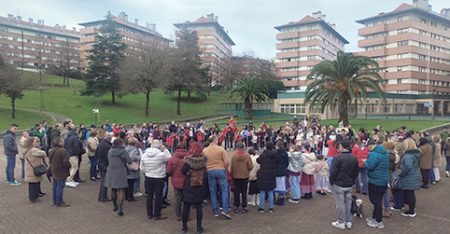 Niños y adultos cataron para celebrar la víspera de Santa Águeda. (IL)