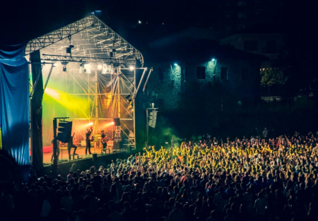 Neomak, Kaotiko, Les Testarudes y Latzen, conciertos para fiestas Conciertos
