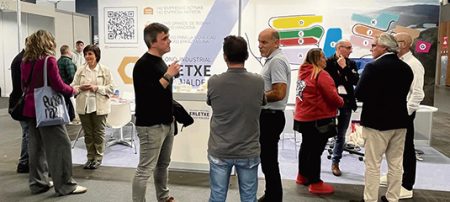 Miembros del Ayuntamiento en la bienal. (GU)