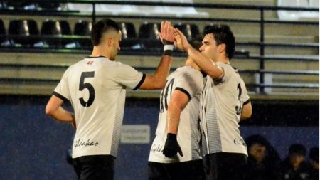 Último sprint del CD Galdakao para sellar el ascenso ❒ Los jugadores del CD Galdakao celebrando un gol en el último partido (JBM)