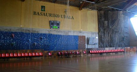 Basauri impulsa el deporte base con su campus de Semana Santa 2026 Instalaciones deportivas de Artunduaga, donde se desarrolla el campus de Semana Santa en Basauri. (BK)