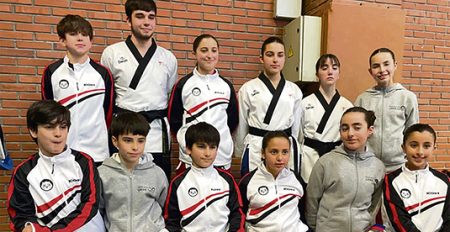 Los deportistas posan para la foto de familia. (CTU)