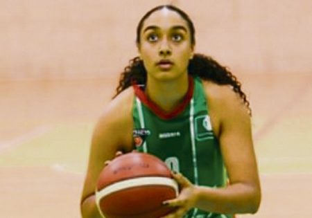 El Ibaizabal femenino se aferra a la lucha por el liderato La jugadora del Ibaizabal, Julene Royale , en uno de los últimos partidos como local en Urreta (HQW)