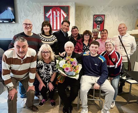 Julio Nuñez cumple cien años El cumpleañero rodeado de familia y representantes municiaples.