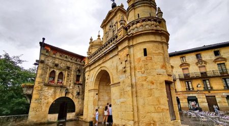 El Arco de Santa Ana será uno de los edificios que apague su luz. (Du)