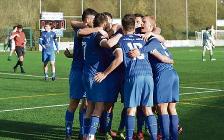 Los jugadores del Umore Ona celebran uno de los goles en su visita a Zaldibar en el último partido (AI)