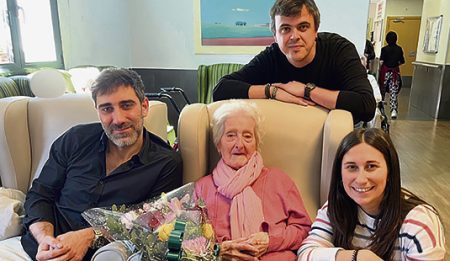 La centenaria ha recibido un ramo de flores. (gU)