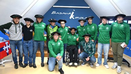 Primer acto del 30 aniversario del Club Paralímpico Javi Conde de Basauri Los atletas con las txapelas. (Elvira Aguirrezabal)