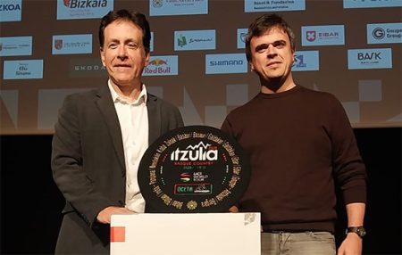 El alcalde de Basauri junto al del Galdakao durante la presentación. (Kiriki)