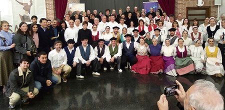 Javier Etxeberria y Mikelats Kultur Elkartea recibieron los Premios Ixatxak Foto de familia de premiados y autoridades. (AAASJ)